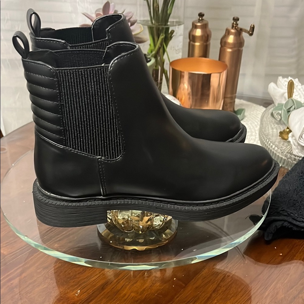 NWOB KENNETH COLE Black Ankle Boots SIZE 6